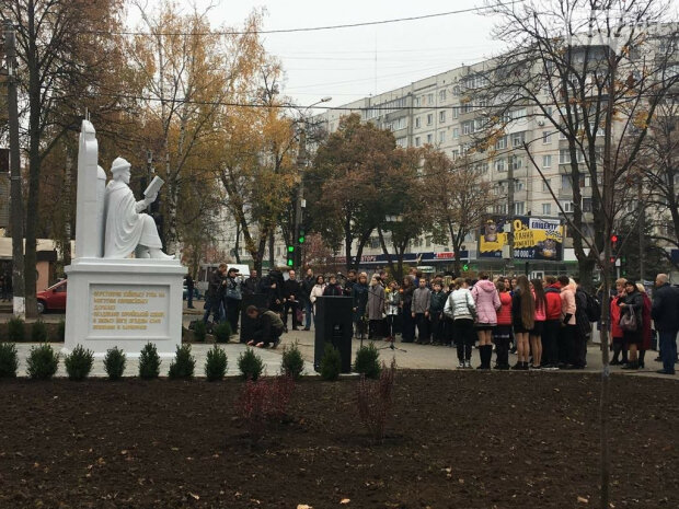 Пам'ятник Ярославу Мудрому в Сумах спантеличив українців своєю безглуздістю, такого ви точно не бачили: "І сміх і Гріх"