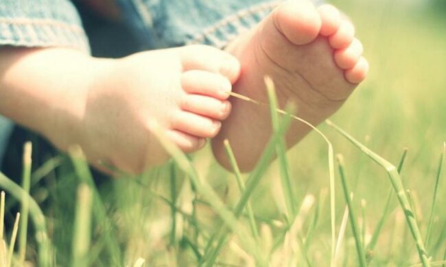 Найскритніша пара Голлівуду вийшла на прогулянку з донькою