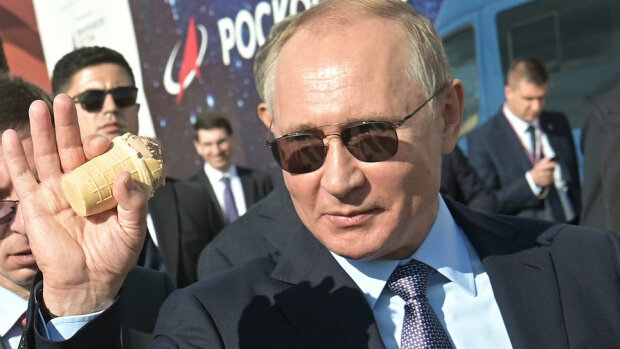 У Росії діти під ялинкою замість подарунків знайшли Путіна з горілкою: "Зі смаком податків?", епічний кадр