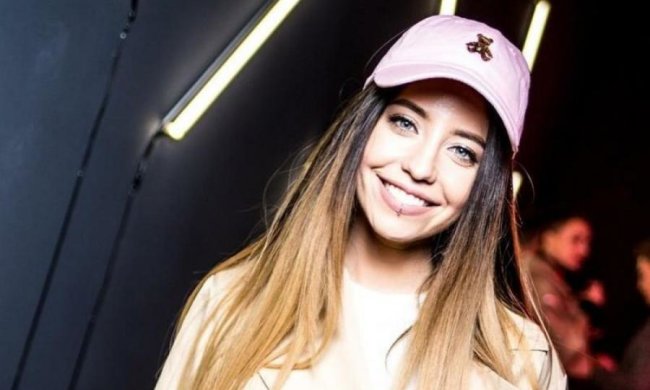 Що з рукою: Дорофєєва без макіяжу показала зламану лапку