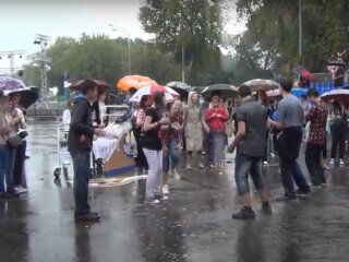 під дощем, скріншот з відео