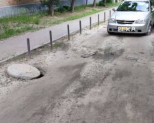 В Харкові знищили дорогу заради тротуару, водії лютують: "Рік тому заяву написали!"