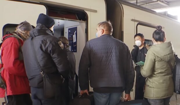 Люди біля поїзда, скріншот: Youtube