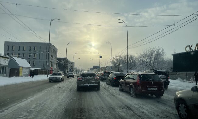 Понеділок почався з заторів: дороги вкрило снігом, машини буксують, комунальників не видно
