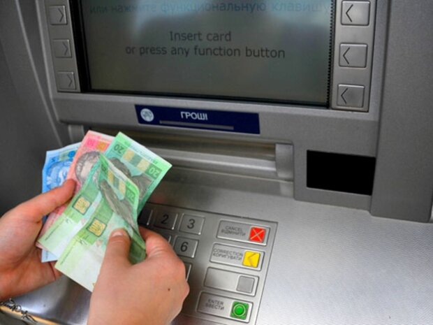 Во Львове банкоматы напичкали шпионскими штучками: на вашей карте - жирный ноль, подробности аферы