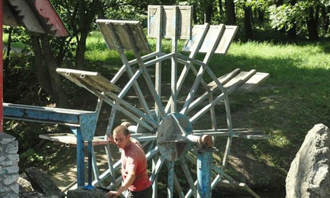 У тернопільському гідропарку прикрашають водяні млини (фото)