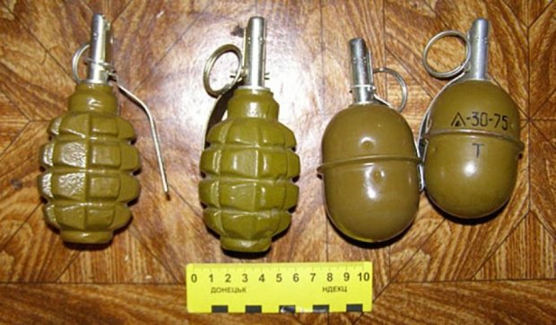 На Донеччині у власника СТО знайшли бойовий арсенал зброї (фото)