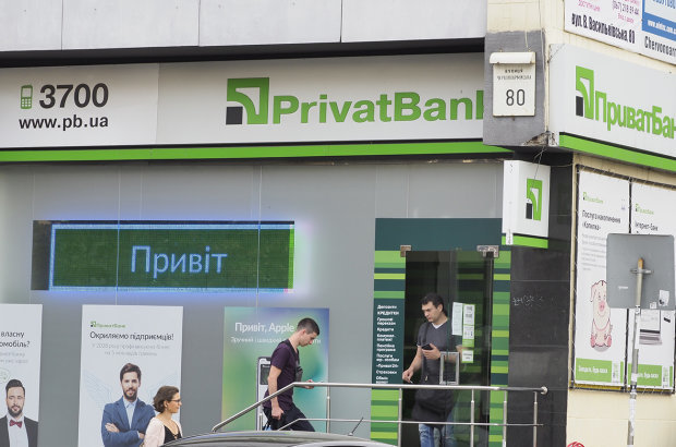 ПриватБанк срочно обратился к украинцам из-за блокирования счетов: "Только суд"