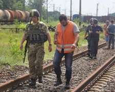 Військові допомагають залізничникам відновити сполучення у зоні АТО (фото)