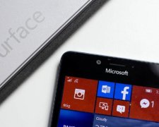Мало не бывает: Microsoft выпустит смартфон с тремя дисплеями