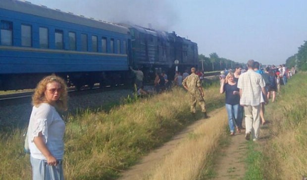 Пасажирський поїзд загорівся під Миколаєвом (фото)