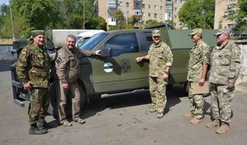 Черкащане передали бойцам АТО бронированный пикап и лекарства (фото)