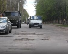 Ями на дорогах, скріншот із відео