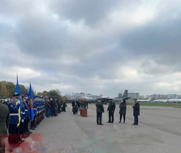У Києві зустрічають Віталія Марківа на аеродромі Національної гвардії, фото: Pavlovsky NEWS