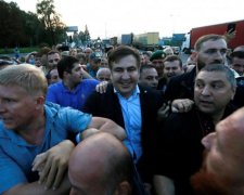 Можна виносити: під вікна Гройсмана приїхали швидкі та Саакашвілі