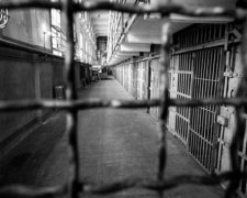 Працівник в'язниці допоміг зґвалтувати в'язня