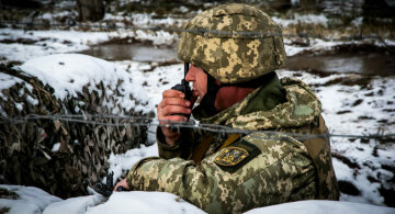 Путинские наемники 8 раз нарушили "тишину", поливая огнем ураинских защитников на Донбассе