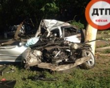 В Виннице BMW разорвало о дерево, есть жертвы