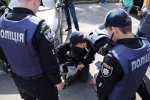 Лиходій з ножем змусив киянина зробити жахливе: подробиці