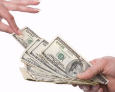Українці охочіше несуть гроші в банки