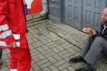 Франківчани дали бездомному гроші на хліб, а він спустив усе на горілку і впав у "кому"