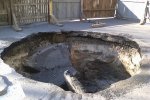 В Киеве провалился асфальт на проезжей части (фото)