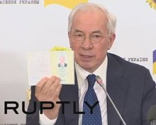 Азаров заявил, что "у него стояла гривня" и показал украинский паспорт