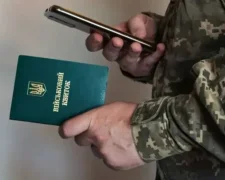 Військовий пенсіонер отримує пенсію