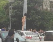 У Краснодарі дівчина голяка бігала по дахах машин