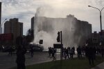 Белорусские протестующие разобрали водомет прямо на ходу - разгромленной спецтехнике пришлось бежать