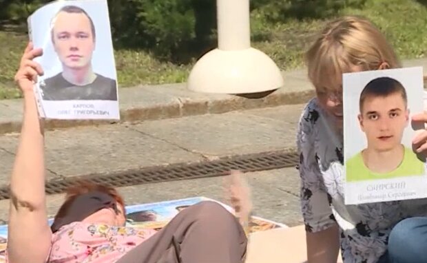 Протест матерей пленных под ОП, скриншот: "112"
