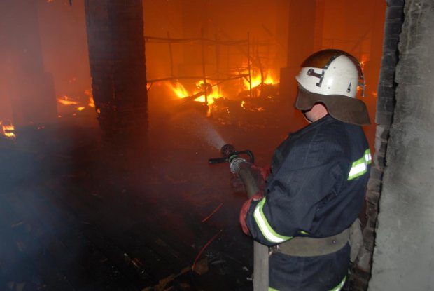 В центре столицы пламя атаковало здание военного назначения