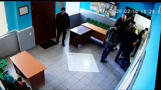 В Одеській області депутат "дав під зад" чиновнику в прямому сенсі: бійка потрапила на камеру відеоспостереження