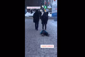У Хмельницькому батьки переплутали дитину з санками: прив'язали мотузку і волочили по снігу