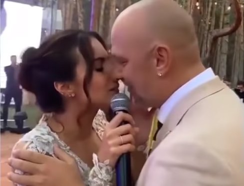 Гаряча штучка: мама Сердючки спокусила відомого шоумена на весіллі Каменських і Потапа