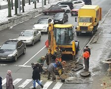 Харків'ян розсмішили "трудяги" комунальники, п'ятеро дивляться, двоє копають: "І кожному заплати..."