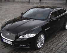 Карма: спроба провчити маршрутника обійшлася росіянці в ремонт Jaguar (відео)