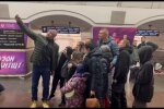 Віталій та Володимир Клички провідали киян, які ховаються в метро : ось до чого довела людей путінська армія