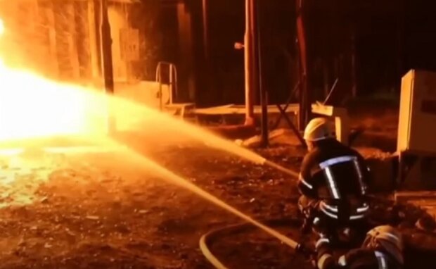 Пожежники тушать пожежу на ТЕЦ. Фото: скриншот з відео