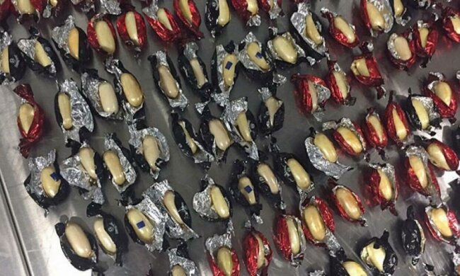 Наркоділки везли кокаїн в цукерках (фото)