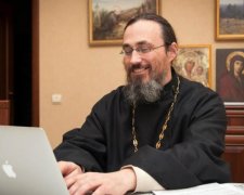 Піп висмоктує з українців гроші кіберкадилом