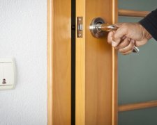 Руки американських працівників обладнають дверними ручками
