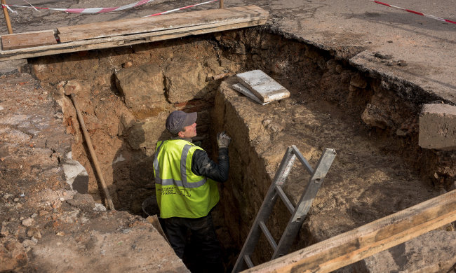 Жахлива знахідка перелякала українців, просто біля церкви: "Людські кістки та черепи"