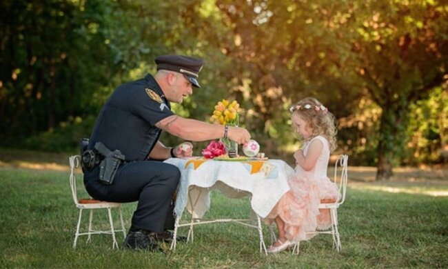 Маленькая девочка пригласила на чай полицейского-спасителя