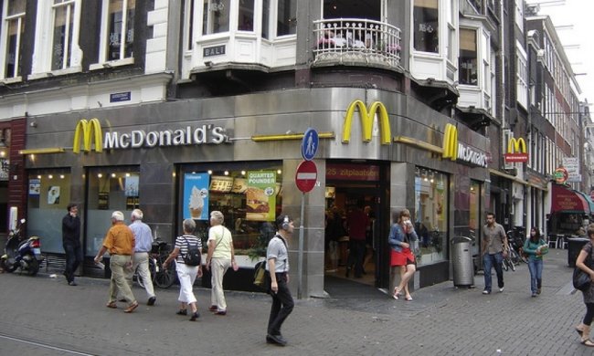 Амстердамський McDonalds роздає безкоштовне морозиво