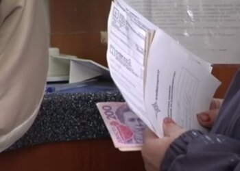 Платежки за коммуналку. Фото: скрин youtube