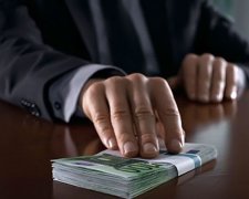 Копи спіймали на гарячому хабарницю в міграційній службі