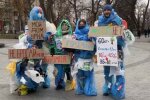 По Харькову бродят чудаки, увешанные мусором: "Не бросай меня"