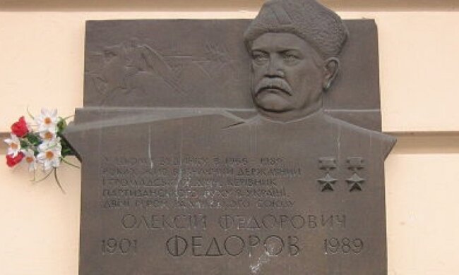 79 меморіальних дошок  демонтують у Києві 