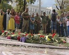 Пам'ятники героям Іловайська з'явилися на Алеї Небесної сотні